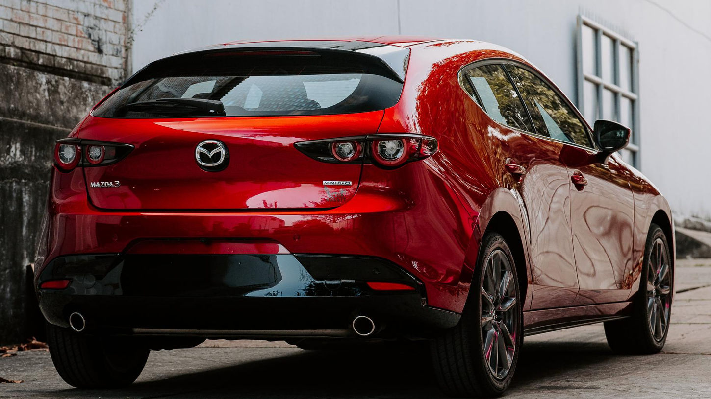 Mazda 3 con recubrimiento cerámico aplicado para proteger la pintura y resaltar el acabado brillante.