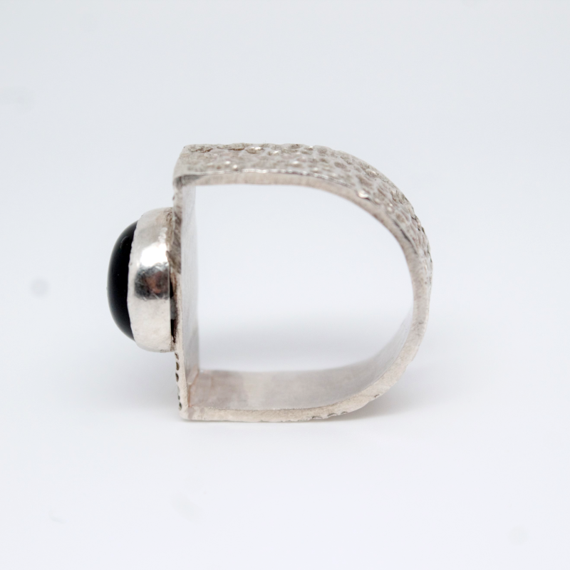 Miniature : Bague en argent de forme carré sertie d'une onyx noir mis en valeur sur la photo
