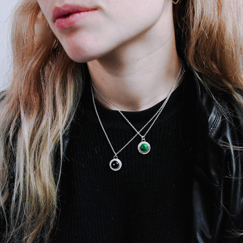 Miniature : deux pendentifs portés par une femme blonde 