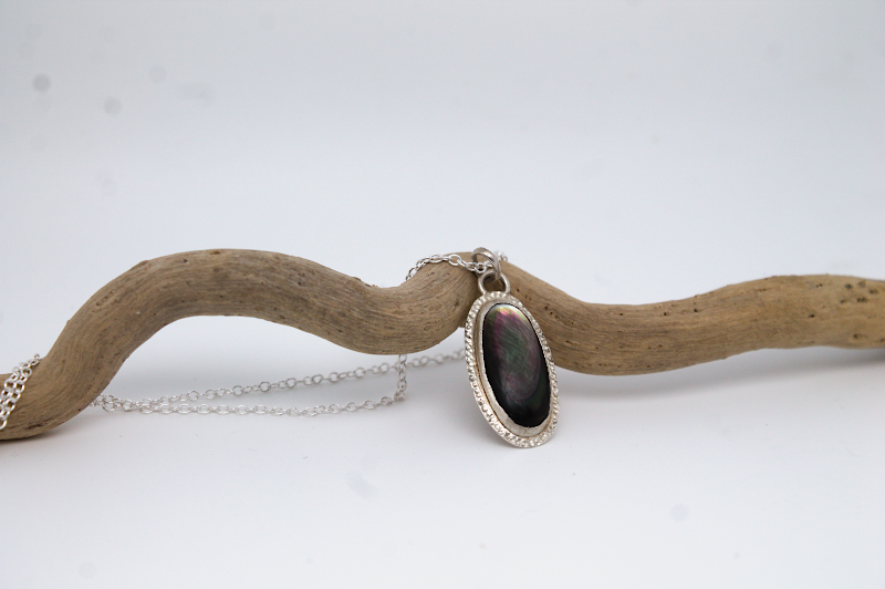 Miniature : collier sertie d'une pierre mis en valeur sur fond blanc