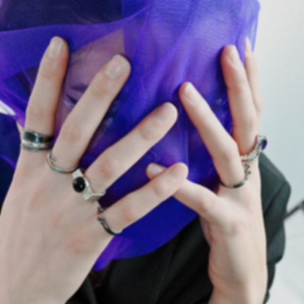 bague en argent avec effet de matière martelé sur le coté portée par une mannequin 
