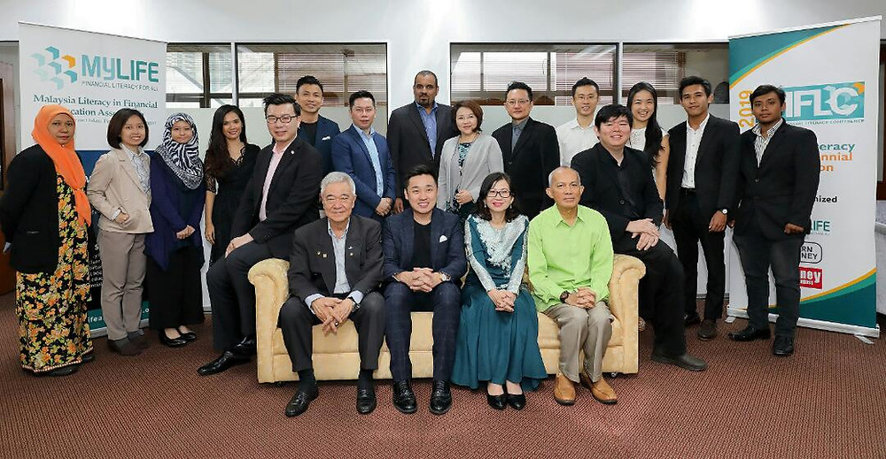 First row from right: Honorary Advisor of MyLIFE, Datuk Seri Azman Ujang, Founding Chairman of MyLIFE, Amy Seok, Vice Chairman of MyLIFE, Dr. Kris See, Honorary Advisor of MyLIFE, Steve Teoh and the committee members of MyLIFE