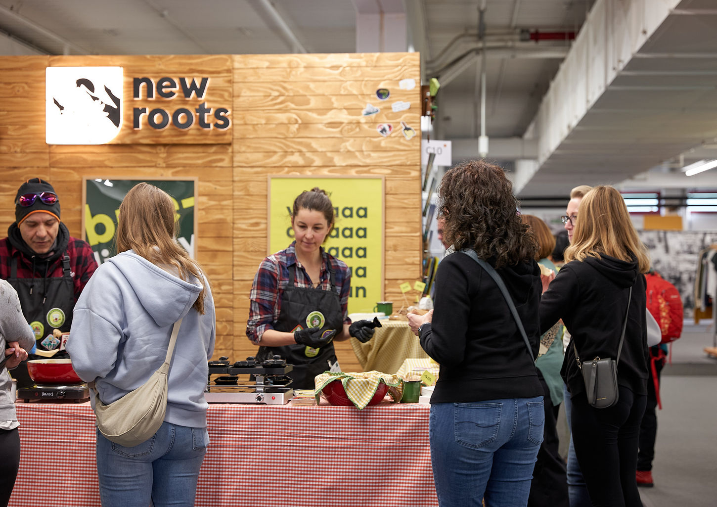 Menschen am Messestand
