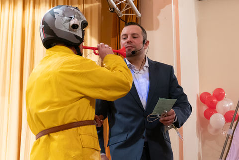 Zwei Männer auf der Bühne