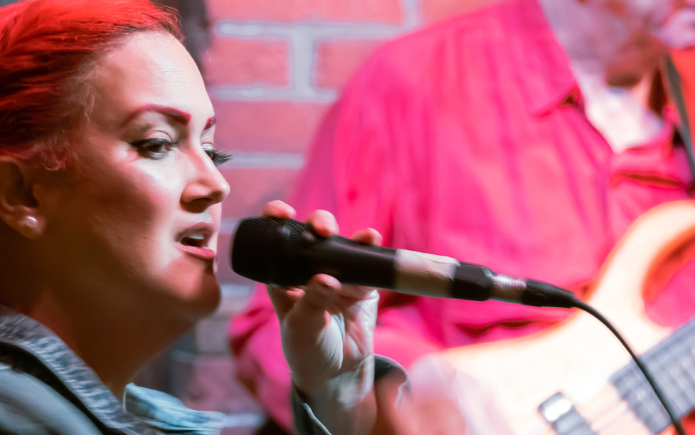 Sängerin auf Bühne