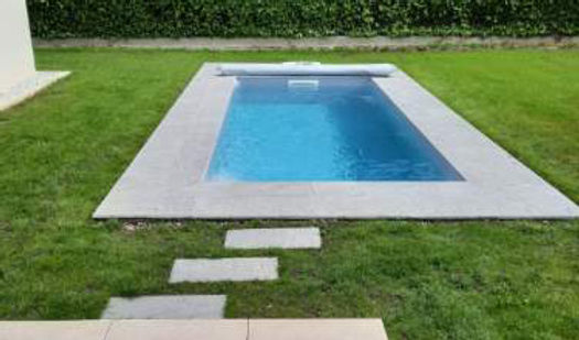 image représentant une petite piscine enterrée avec de l'herbe autour