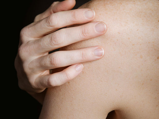 Hand auf Schulter, Körperarbeit in der Therapie