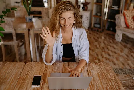 Gesprächstherapie online, Frau an Laptop im Urlaub
