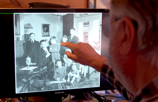 Hans am Computer.png