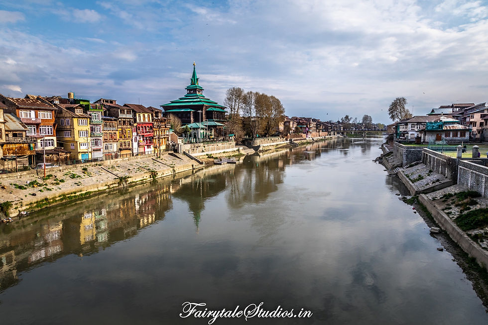 River Jhelum and banks of old city in Srinagar, Kashmir