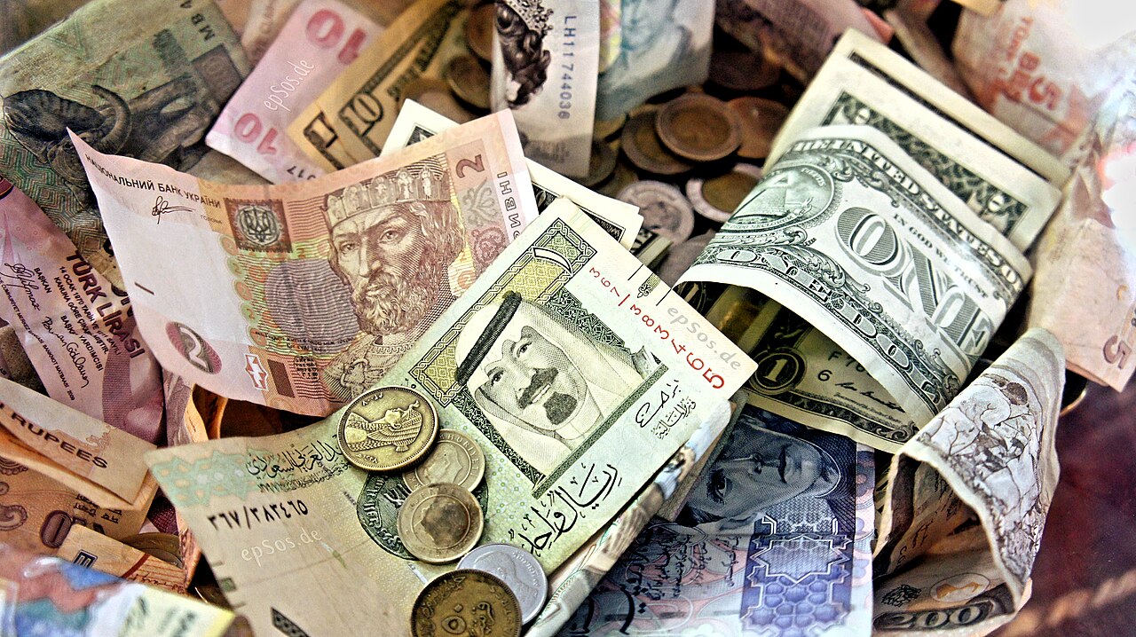 各国紙幣。国際決済と金融制裁リスクを示す資料画像