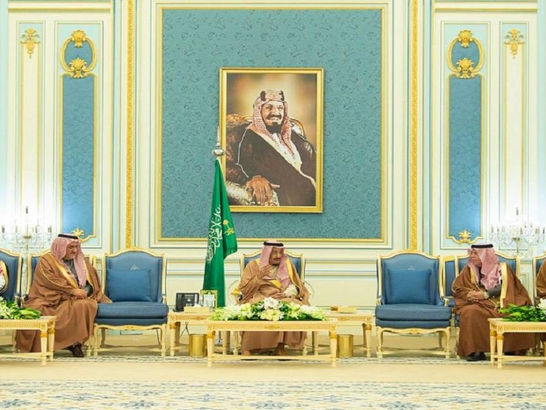 الملك سلمان يستقبل مسؤولي وزارة التجارة وبعض رجال الأعمال
