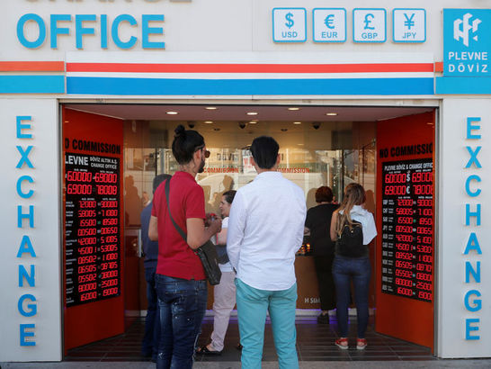 مخاوف في السوق التركي من انخفاض سعر الفائدة في ظل تدني سعر الليرة