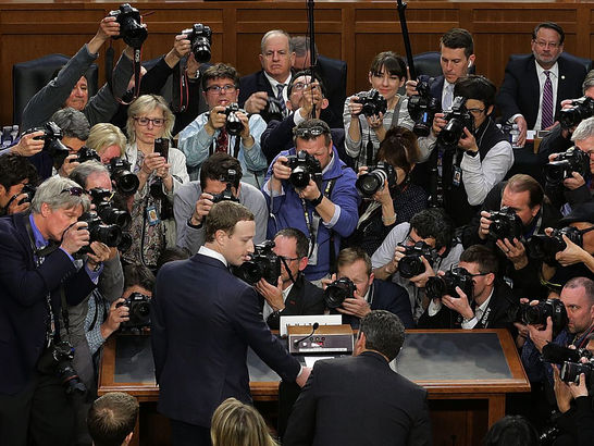 فيسبوك تشارك بيانات المستخدمين مع 150 شركة