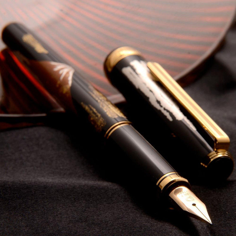 Thumbnail: Platinum Red Mt. Fuji Maki-e Fountain Pen 18kt Nib