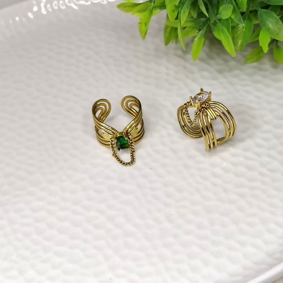 Thumbnail: Center diamond chain ring with emerald and gold bands