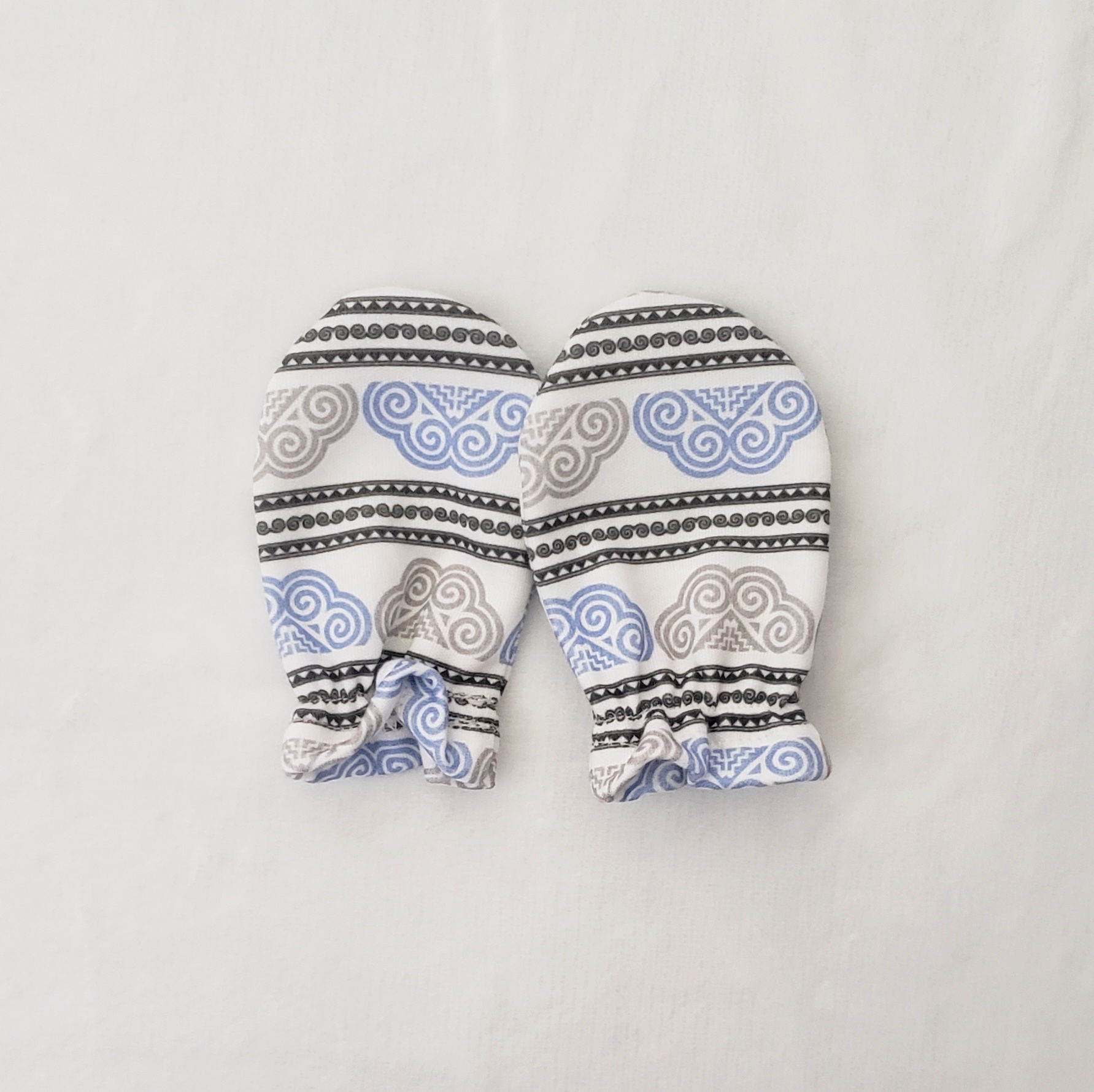 1 pair of blue half hmong elephant foot w/snails baby mittens