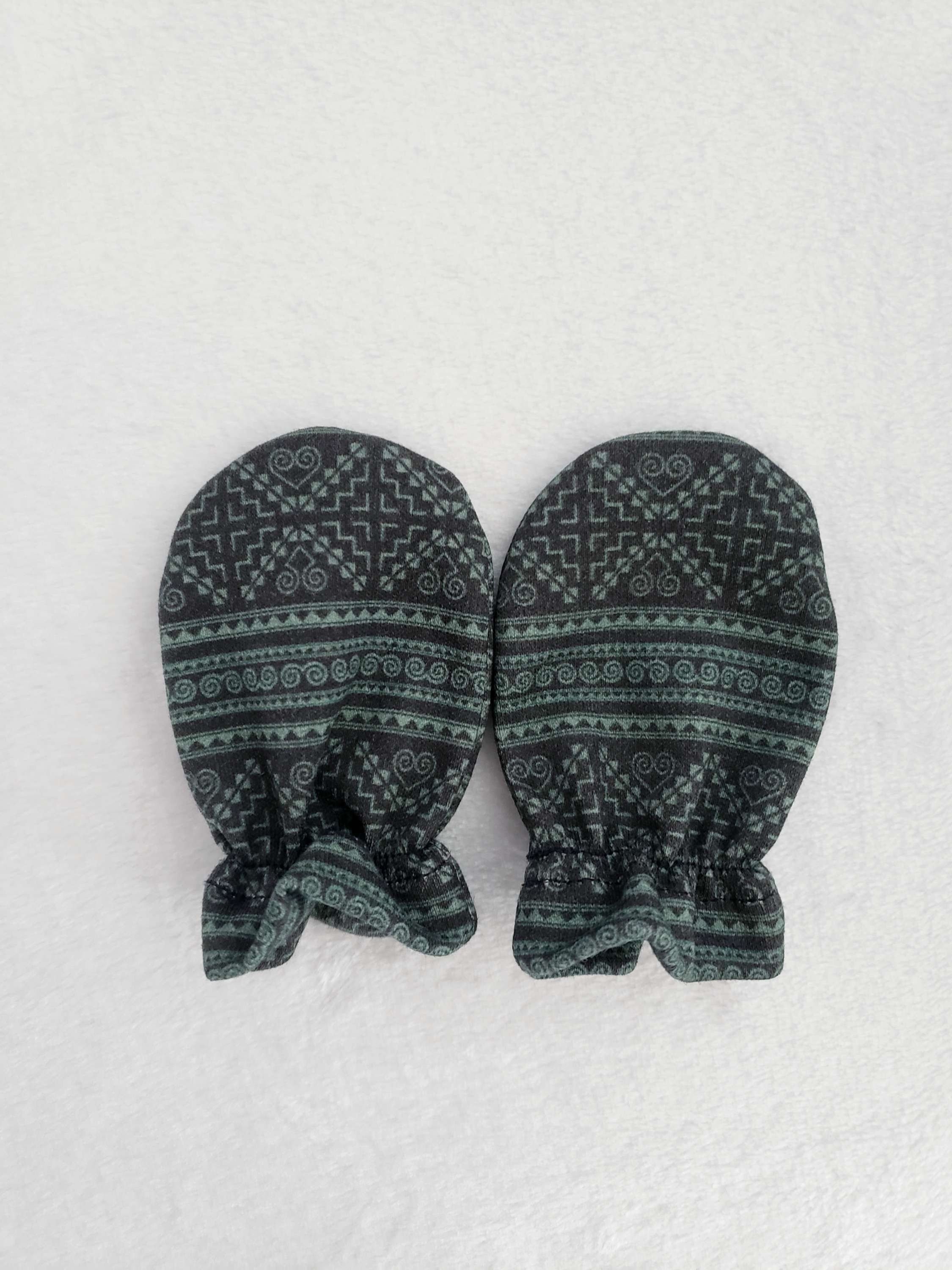 1 pair of black sage keng baby mittens