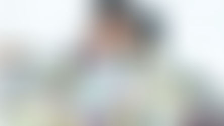 Femme épuisée en janvier, tête dans les mains, entourée de post-its et d'objectifs non tenus, symbolisant la surcharge mentale et l'échec des résolutions de nouvelle année