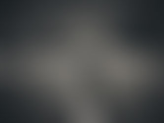 Femme assise seule sur une route, vue de dos, en noir et blanc, symbolisant la confusion et la quête de soi à 40 ans