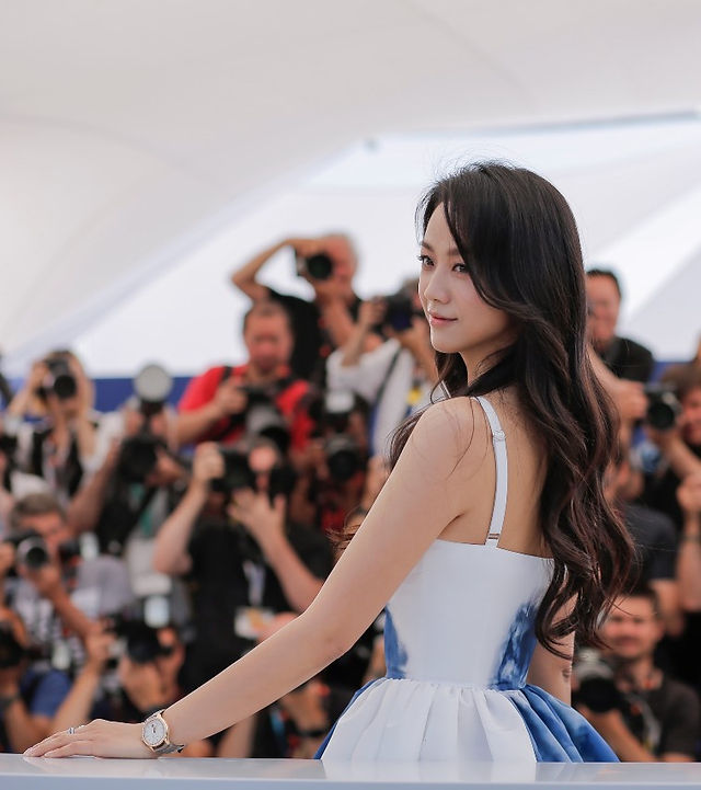 피아제 폴로 워치와 포제션 주얼리를 착용하고 있는 탕 웨이
