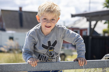 Familie foto på strand på Fyn.