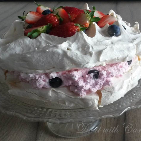 Tort bezowy z owocami