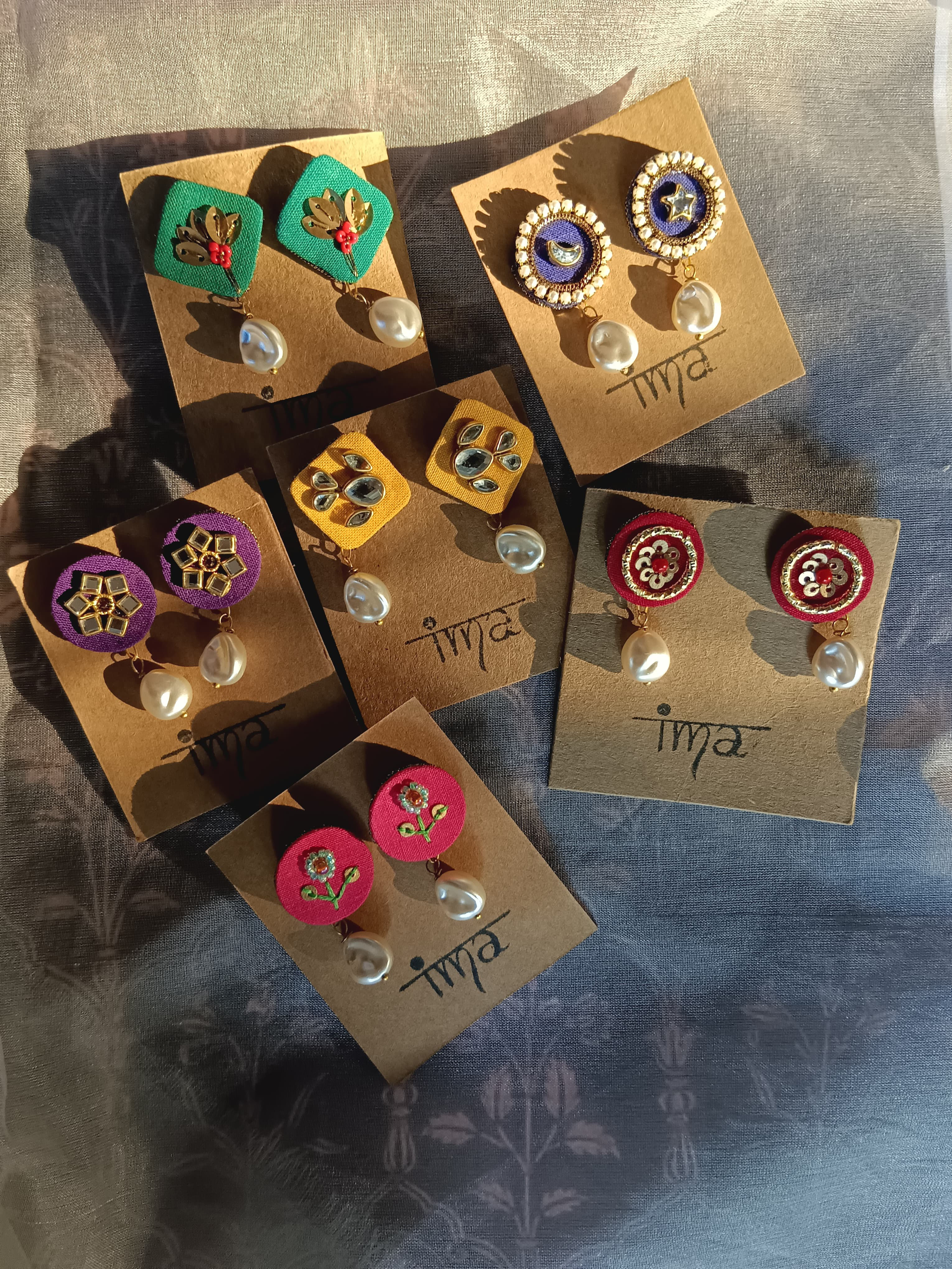 Small studs with pearl hanging