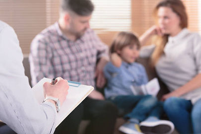 Interacción Positiva entre Padres e Hijos "Escena de interacción positiva entre padres e hijos, destacando el apoyo emocional en la Escuela para Padres de EducaMente MX."