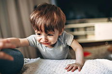 Consejos prácticos para que los padres acompañen a sus hijos durante episodios de crisis emocional y refuercen su bienestar mental.