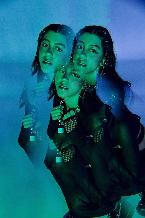 Fotografía de mujer distorisionada sobre fondo azul y verde en cuclillas.