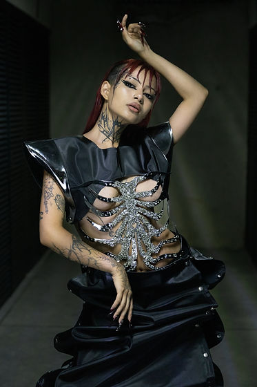 Foto editorial de chica tatuada con un esqueleto de cristales