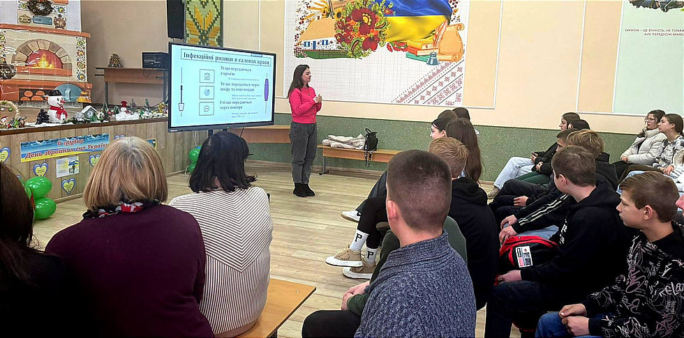 Епідеміологи навчають підлітків основам безпечної краси