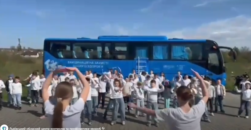 Вакцини — супергерої: яскравий флешмоб об’єднав школярів