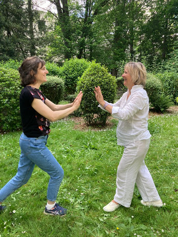 Géraldine Lefloch donne un cours de Gymnastique Sensorielle