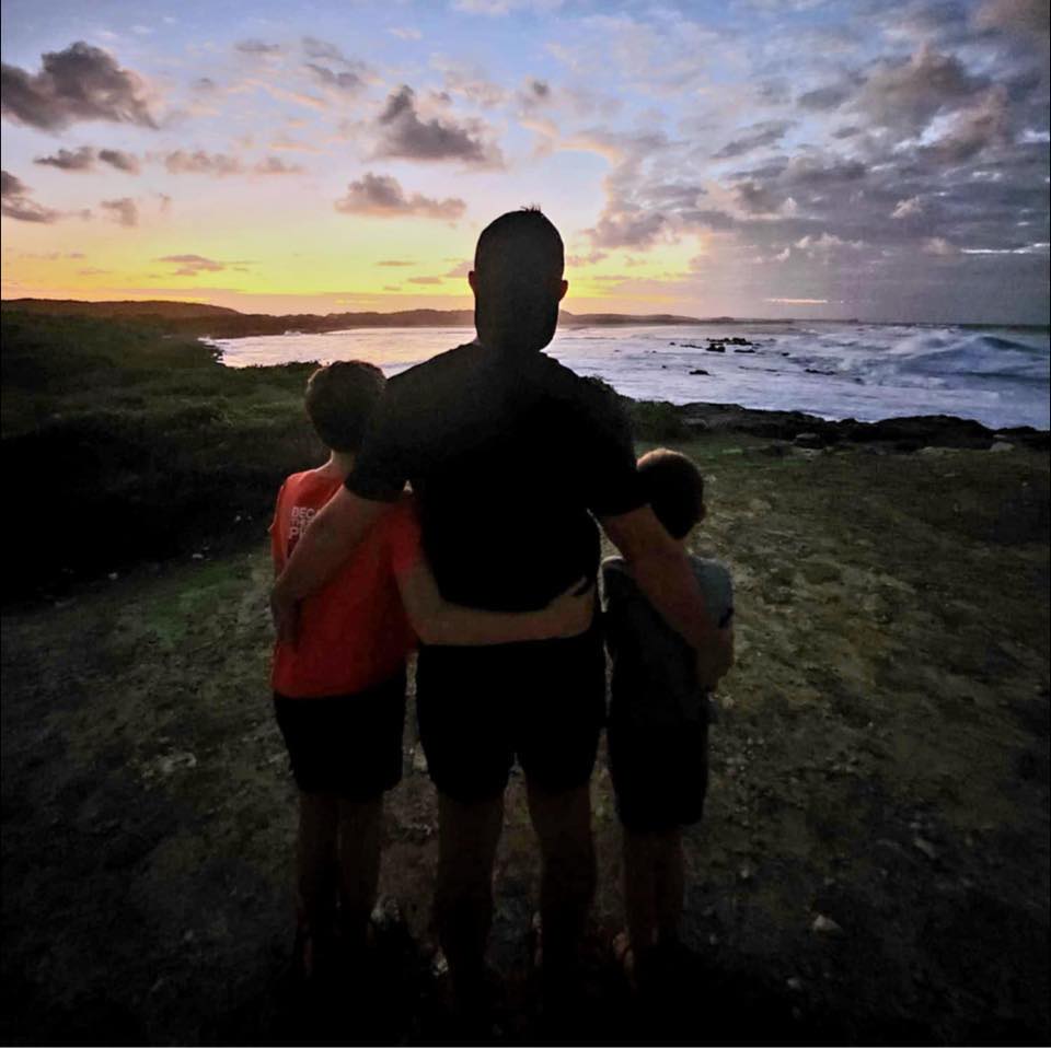 Athlète de sport de combat face à la mer en préparation mentale