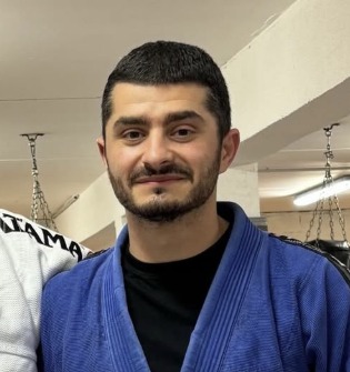 Portrait d’athlète de sport de combat et diplômé de la formationdans une salle d’entraînement