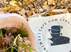 Cafe con Libros tote bag on a fall day.
