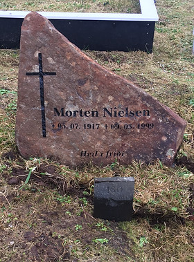 Morten Nielsen, gravsteinur, gravsteinar, gravsten, gravestone, føroysk framleiðsla, føroyskt, føroyar, faroe islands, fgv, føroya grótvirki, north atlantic basalt, basaltart, basalt, stone, rock, skopun