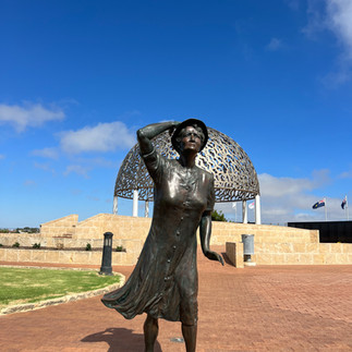 Bronnze Statue of a womenn