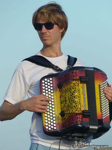 Orchestre, orchestre Lebrun, trio, duo, musique, musicien, musette, musettes, ambiance, festival, variétés, variété, variété française, aude, Languedoc Roussillon, Occitanie, Toulouse, mirepoix, Ariège, Carcassonne, Castelnaudary, Limoux, Quillan, Narbonne, Lezignan, Lezignan Corbières, Montpellier, Béziers, Perpignan, Leucate, Argelès, Narbonne Plage, Port la nouvelle,
Batterie, batteur, accordéon, accordéoniste, accordéoniste aude, trompettiste, trompette, orchestre avec accordéon, chant, chanteur, quel orchestre dans l’aude, bal, thé dansant, repas dansant, bal musette, associations, comité des fêtes, mairie, music, bailamor, danse, slow, rock, Madison, orchestre anniversaire, orchestre dansant, orchestre populaire, Sardou, michel Sardou, été, plage, animation, animer, orchestre animation repas, soir plage, marché gourmand, marché nocturne, nocturne, Lionel Tournié, en chantant, ambiance de fête, dj, fêtes locales, fête locale, orchestre musette pour fête locale, ccas mairie, confréries, festif, festive, 3ème âge, troisième âge, club des ainés, maison de retraite, orchestre pour repas des ainés, familiale, conviviale, messe, orchestre musette