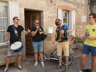 Orchestre, orchestre Lebrun, trio, duo, musique, musicien, musette, musettes, ambiance, festival, variétés, variété, variété française, aude, Languedoc Roussillon, Occitanie, Toulouse, mirepoix, Ariège, Carcassonne, Castelnaudary, Limoux, Quillan, Narbonne, Lezignan, Lezignan Corbières, Montpellier, Béziers, Perpignan, Leucate, Argelès, Narbonne Plage, Port la nouvelle,
Batterie, batteur, accordéon, accordéoniste, accordéoniste aude, trompettiste, trompette, orchestre avec accordéon, chant, chanteur, quel orchestre dans l’aude, bal, thé dansant, repas dansant, bal musette, associations, comité des fêtes, mairie, music, bailamor, danse, slow, rock, Madison, orchestre anniversaire, orchestre dansant, orchestre populaire, Sardou, michel Sardou, été, plage, animation, animer, orchestre animation repas, soir plage, marché gourmand, marché nocturne, nocturne, Lionel Tournié, en chantant, ambiance de fête, dj, fêtes locales, fête locale, orchestre musette pour fête locale, ccas mairie, confréries, festif, festive, 3ème âge, troisième âge, club des ainés, maison de retraite, orchestre pour repas des ainés, familiale, conviviale, messe, orchestre musette