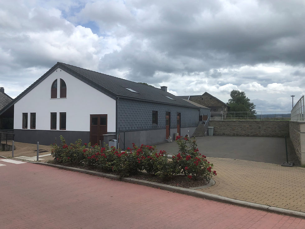 Photo salle des fêtes de Lorcé et cour.jpg