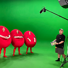 「血管阻塞篇」的紅血球演員進行綠幕場景排練,搭配燈光與收音團隊,準備進行主場景拍攝。