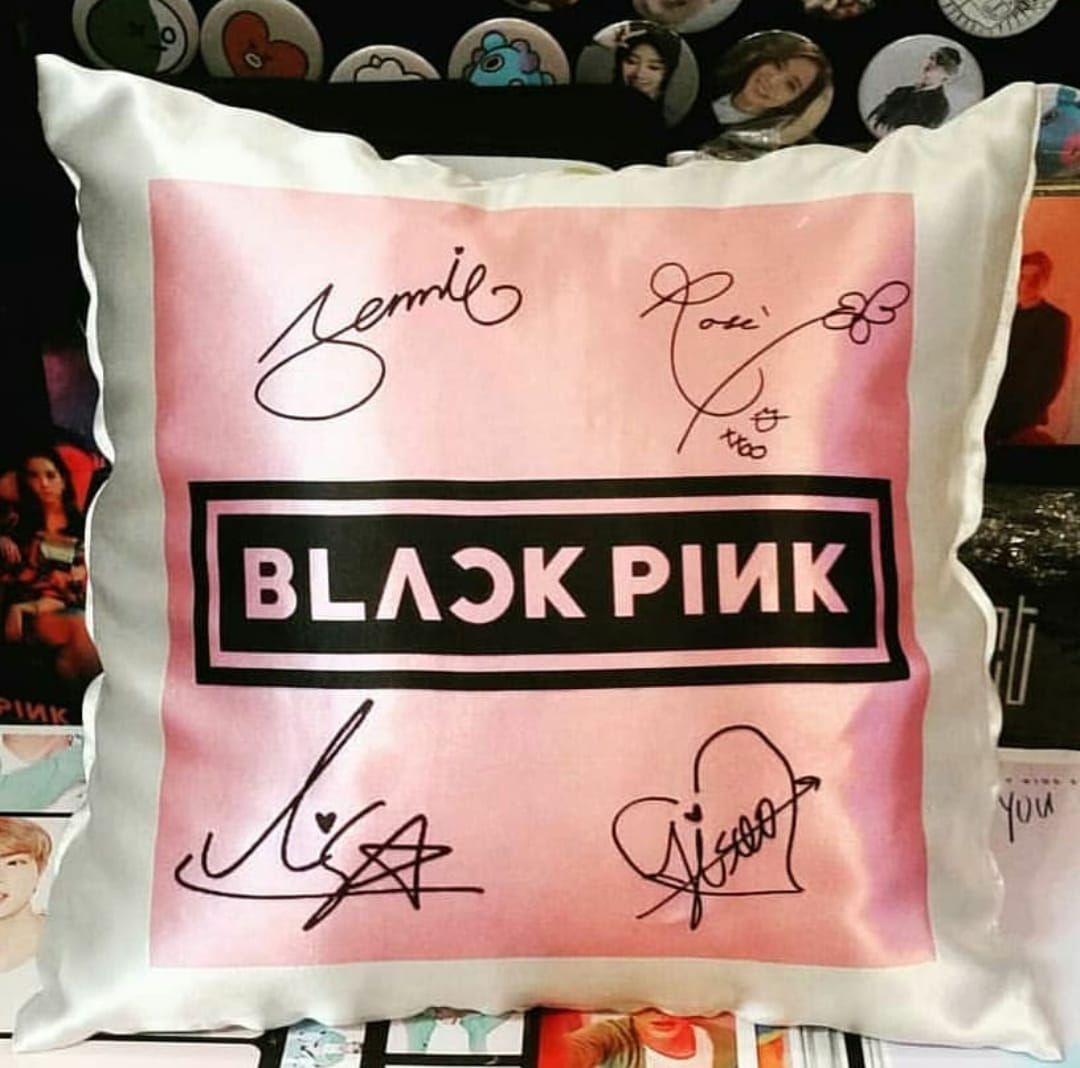 ALMOHADAS BLACKPINK CON FIRMAS Y FONDO ROSA