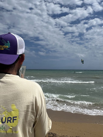 istruttore durante lezione kitesurf con la scuola kitesurf taranto in puglia