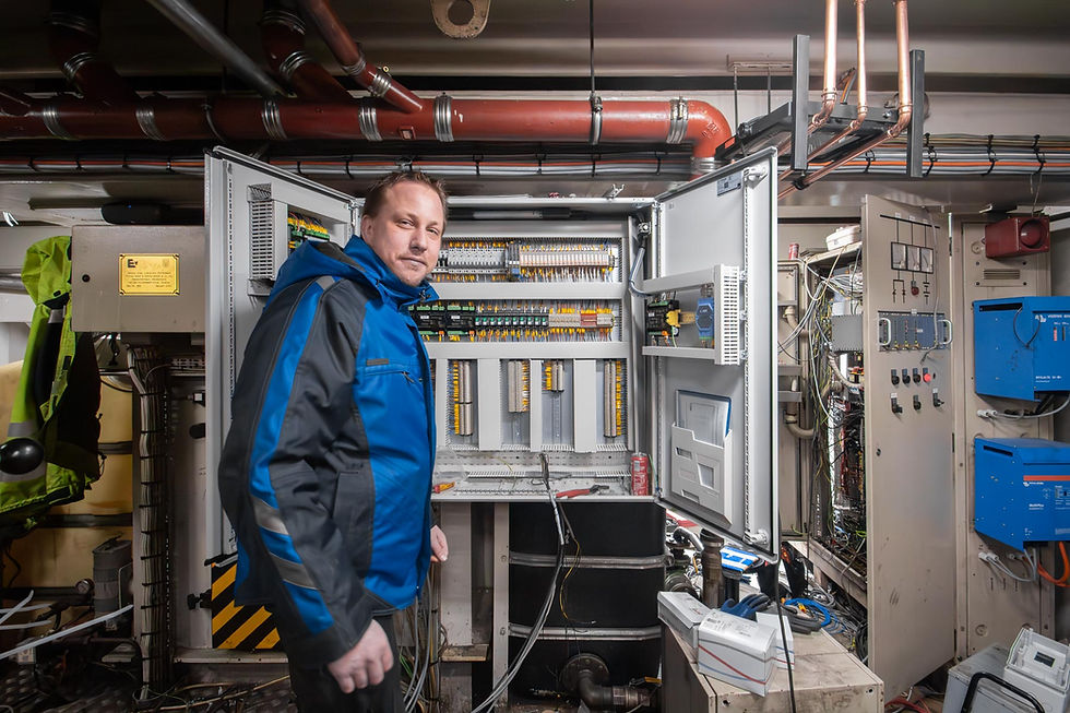 Elektromonteur in machinekamer van een schip