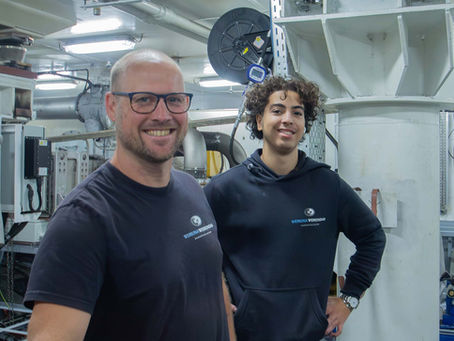 BBL'er met stagebegeleider in machinekamer