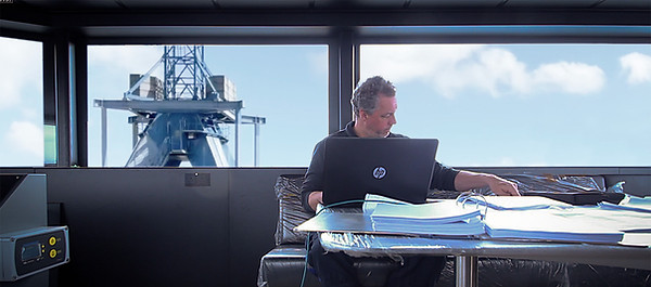 Engineer Marty Vos is het W-PROP ingebruik aan het stellen.