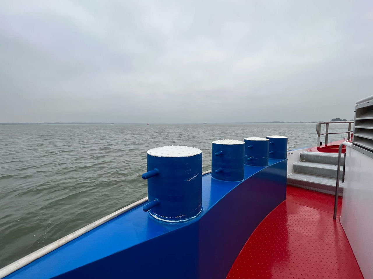 4 bolders en uitzicht over het water